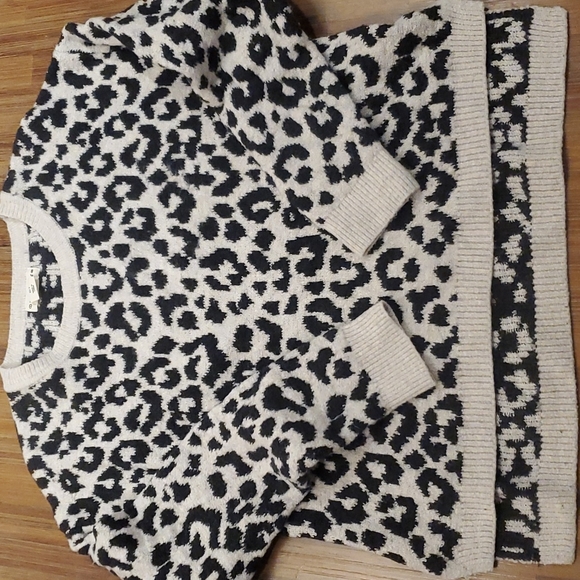 Women's Leopard Print Sweater - Picture 4 of 5
